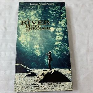 A RIVER RUNS THROUGH IT (VHS 1993) Craig Sheffer, Brad Pitt, Redford **TESTED**